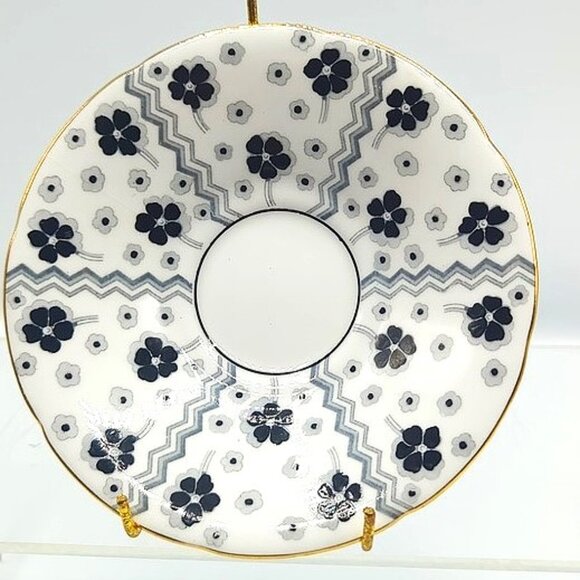 Royal Grafton Teacup & Saucer Fine Bone China Made in England Floral Gold Trim - Picture 2 of 8